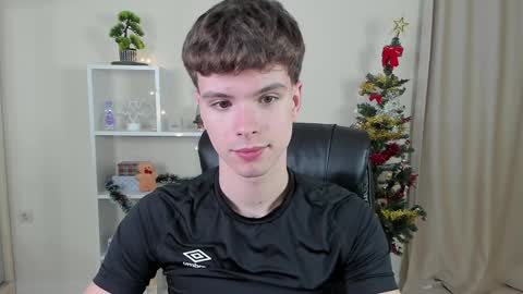 Snapshot of calvin_loves_you chatting on December 17, 7:04 pm Hey I am Calvin  online show from December 17, 7:04 pm