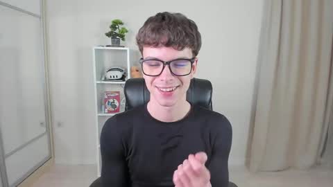 Snapshot of calvin_loves_you chatting on February 18, 7:10 pm Hey I am Calvin  online show from February 18, 7:10 pm