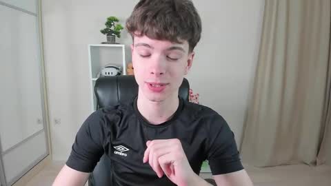 Snapshot of calvin_loves_you chatting on February 22, 7:10 pm Hey I am Calvin  online show from February 22, 7:10 pm