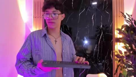 Chrisopher Hunter online show from February 4, 5:13 am