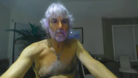 Snapshot of chuck354139 chatting on February 13, 1:40 am chuck354139 online show from February 13, 1:40 am