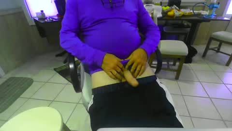 Snapshot of chuck354139 chatting on December 27, 8:50 pm chuck354139 online show from December 27, 8:50 pm