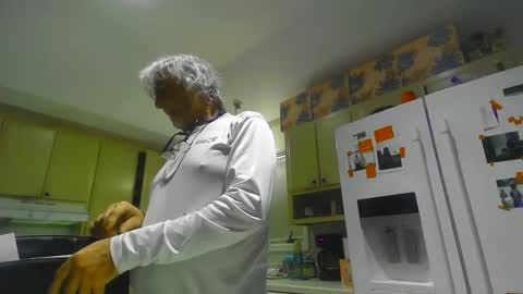 Snapshot of chuck354139 chatting on January 6, 5:19 am chuck354139 online show from January 6, 5:19 am