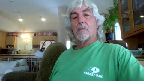 Snapshot of chuck354139 chatting on October 5, 9:19 pm chuck354139 online show from October 5, 9:19 pm