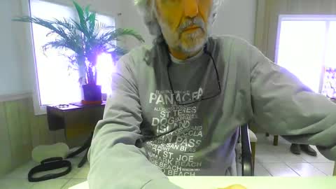 Snapshot of chuck354139 chatting on January 21, 6:11 pm chuck354139 online show from January 21, 6:11 pm