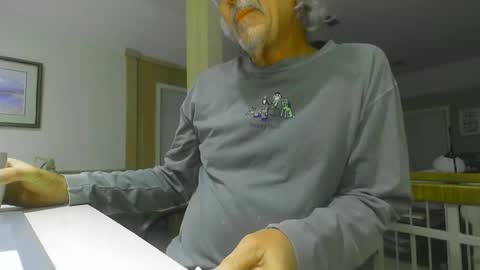 Snapshot of chuck354139 chatting on March 4, 9:40 am chuck354139 online show from March 4, 9:40 am