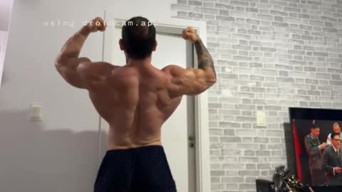 couplemuscle40 online show from December 16, 2:18 am