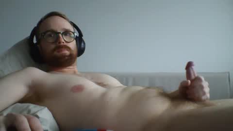 Snapshot of curiousbee73 chatting on December 4, 8:29 pm curiousbee73 online show from December 4, 8:29 pm