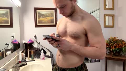 Snapshot of daddydaydrinkz chatting on December 25, 10:37 pm DaddydayDrinkz online show from December 25, 10:37 pm