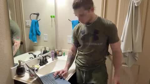 Snapshot of daddydaydrinkz chatting on February 21, 7:01 am DaddydayDrinkz online show from February 21, 7:01 am