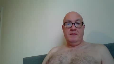Snapshot of daddyhere4uall6 chatting on October 25, 7:10 am daddyhere4uall6 online show from October 25, 7:10 am