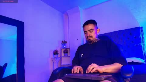 Dallas whitee online show from April 6, 7:03 pm