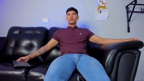 Snapshot of damian23_ chatting on December 14, 10:24 am DAMIAN online show from December 14, 10:24 am