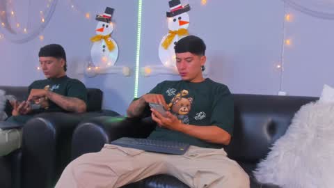 Snapshot of damian23_ chatting on December 29, 2:38 am DAMIAN online show from December 29, 2:38 am