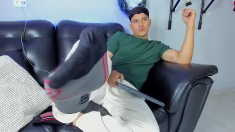 Snapshot of damian23_ chatting on December 21, 4:09 am DAMIAN online show from December 21, 4:09 am