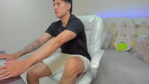 Snapshot of damian23_ chatting on January 8, 12:26 pm DAMIAN online show from January 8, 12:26 pm