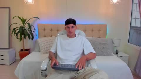 Snapshot of damian23_ chatting on January 15, 12:25 pm DAMIAN online show from January 15, 12:25 pm