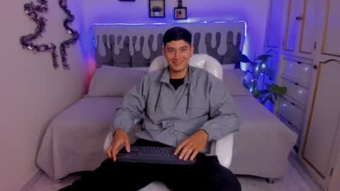 Snapshot of damian23_ chatting on December 15, 12:38 pm DAMIAN online show from December 15, 12:38 pm