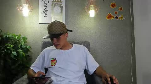 damian_vega13 online show from November 14, 7:15 pm