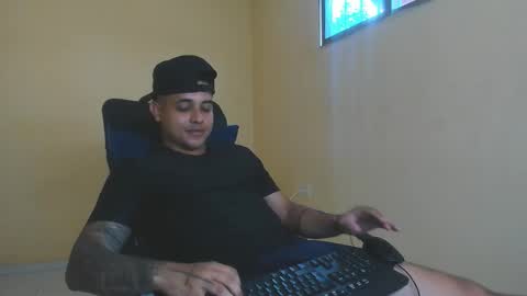 Snapshot of davidlenonn_ chatting on October 23, 2:42 pm Lennon online show from October 23, 2:42 pm