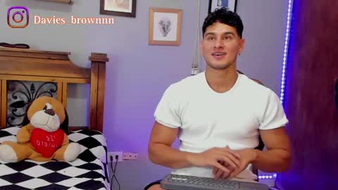 Snapshot of davies_brown chatting on February 22, 9:21 pm Davies brown    schedule 12pm to 5pm col time online show from February 22, 9:21 pm