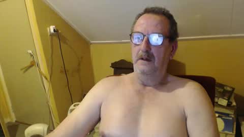 Snapshot of destelp chatting on October 25, 10:22 pm destelp online show from October 25, 10:22 pm