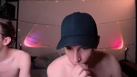 Snapshot of dontknowloool chatting on October 24, 8:21 pm EliotKenny online show from October 24, 8:21 pm