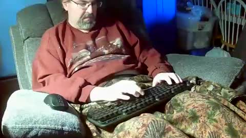 Snapshot of dragonbimale chatting on December 21, 9:58 pm DragonBiMale online show from December 21, 9:58 pm