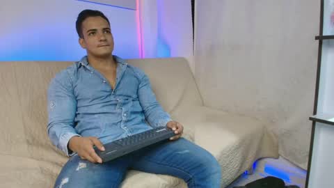 dwayne_esteven10 online show from June 7, 9:33 pm