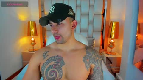 Snapshot of elliott_veelez chatting on January 22, 8:28 pm E L L I O T    V E L E Z online show from January 22, 8:28 pm