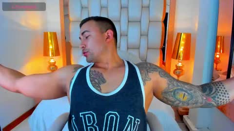 Snapshot of elliott_veelez chatting on February 19, 8:41 pm E L L I O T    V E L E Z online show from February 19, 8:41 pm