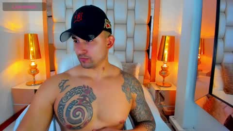 Snapshot of elliott_veelez chatting on February 10, 8:21 pm E L L I O T    V E L E Z online show from February 10, 8:21 pm