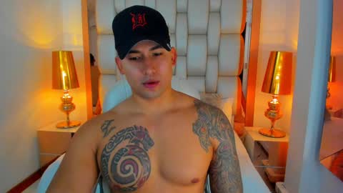 Snapshot of elliott_veelez chatting on December 8, 12:19 pm E L L I O T    V E L E Z online show from December 8, 12:19 pm