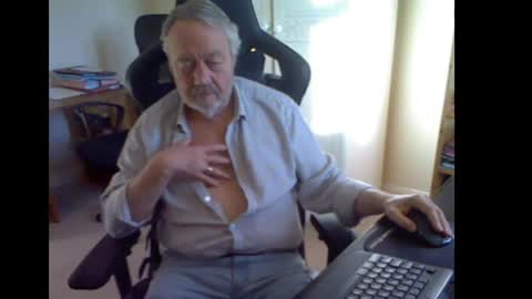 erasmus_d online show from April 2, 4:59 pm