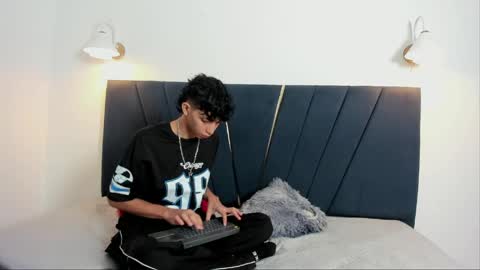 ero_boy40 online show from May 17, 3:14 am