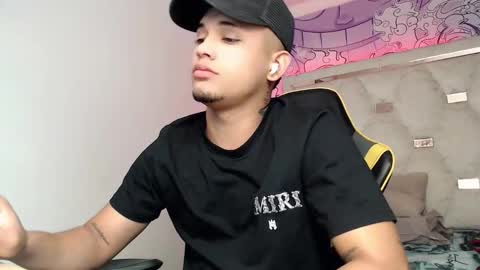 eskayler_ online show from September 18, 8:33 pm