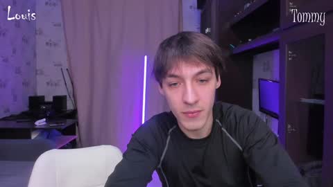 Snapshot of esthetics_boys chatting on December 16, 3:19 am LOUIS online show from December 16, 3:19 am