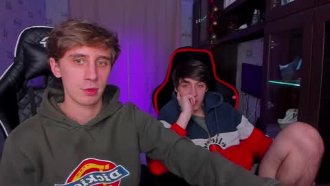 Snapshot of esthetics_boys chatting on February 4, 10:13 pm LOUIS online show from February 4, 10:13 pm