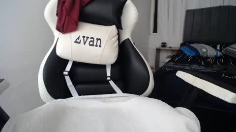 Snapshot of evans_king chatting on February 3, 3:38 pm Evan online show from February 3, 3:38 pm