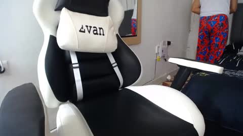 Snapshot of evans_king chatting on February 12, 5:37 pm Evan online show from February 12, 5:37 pm