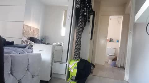 fantasticdeee online show from April 18, 5:47 pm