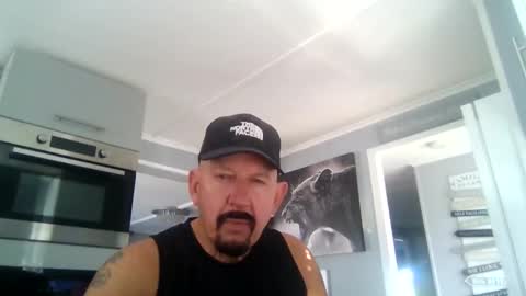 Snapshot of friskyneedsum chatting on October 6, 8:19 am bob online show from October 6, 8:19 am