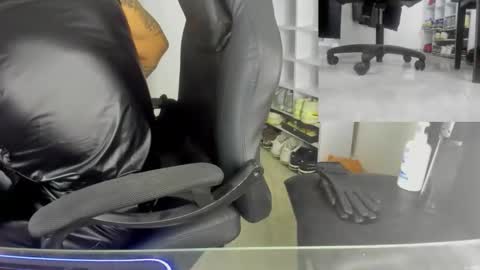 Snapshot of garywillplay chatting on October 23, 12:14 am garywillplay online show from October 23, 12:14 am