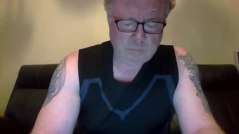 gimmmieoooo online show from March 18, 9:01 am