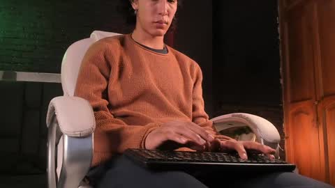 Snapshot of godly_huan chatting on December 29, 3:33 am HUAN online show from December 29, 3:33 am