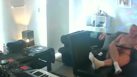 Snapshot of goldyguy011 chatting on October 1, 1:42 am goldyguy011 online show from October 1, 1:42 am