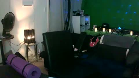 Snapshot of goldyguy011 chatting on February 18, 6:06 pm goldyguy011 online show from February 18, 6:06 pm