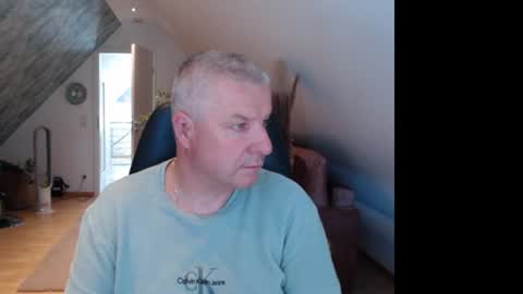 grau197077 online show from July 14, 9:13 am