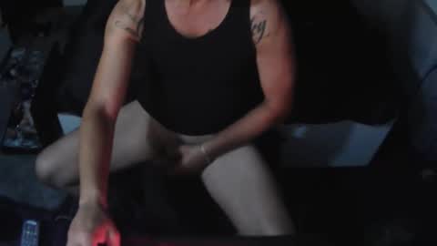 YOUNEEKWAYSTOPLEASEYOU online show from April 15, 9:37 pm