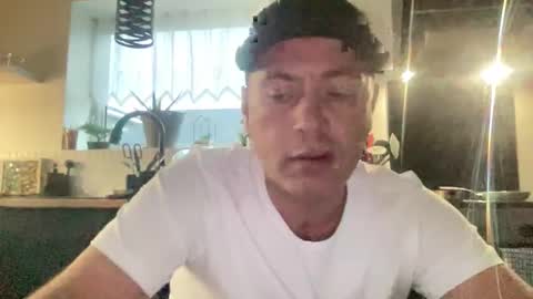 guil0 online show from January 11, 8:01 pm